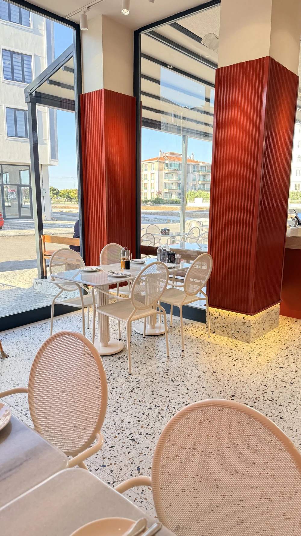 Fornarina restoranında pencere kenarındaki masalar