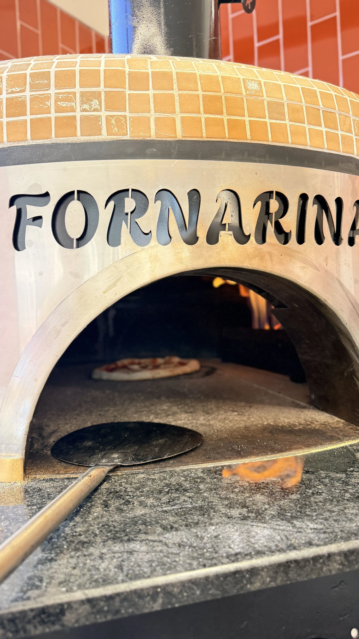 Fornarina yazılı taş fırın ve pizza küreği